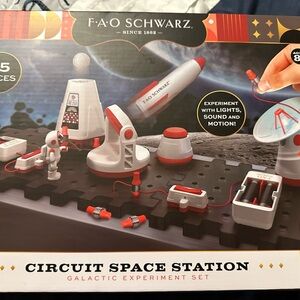 NIB FAO SCHWARTZ Circuit Space Station Galactic Experience Lights & Motion